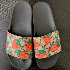 Gucci Strawberry Slides 🍓🖤